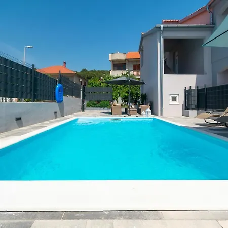 Modern With Private Pool Apartman