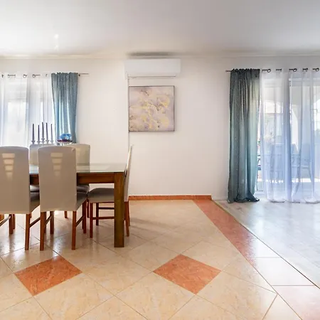 Modern With Private Pool Apartman