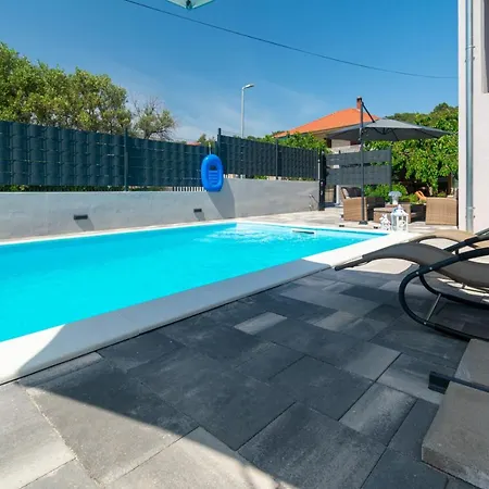 Modern With Private Pool Apartman *