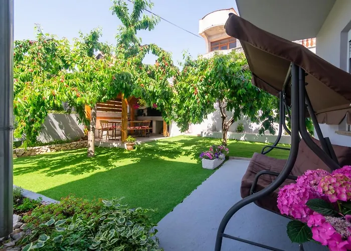 Modern With Private Pool Apartman