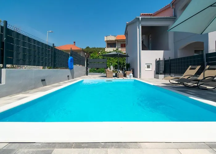 Modern With Private Pool Apartman