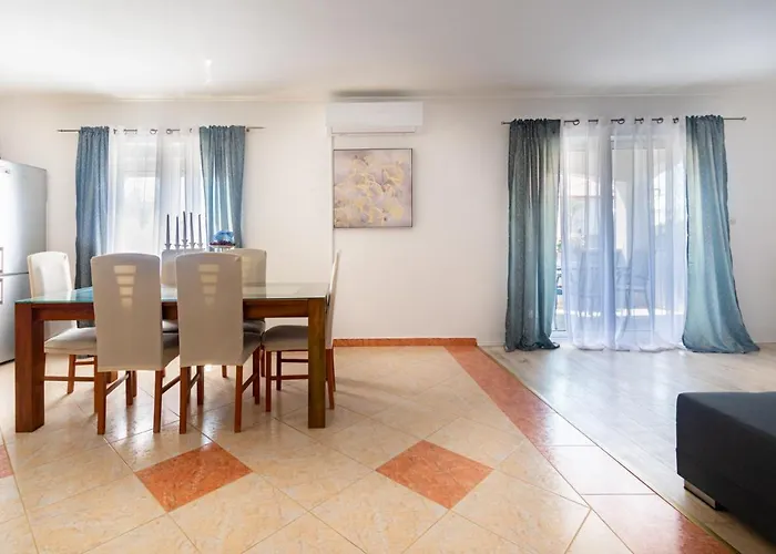 Modern With Private Pool Apartman