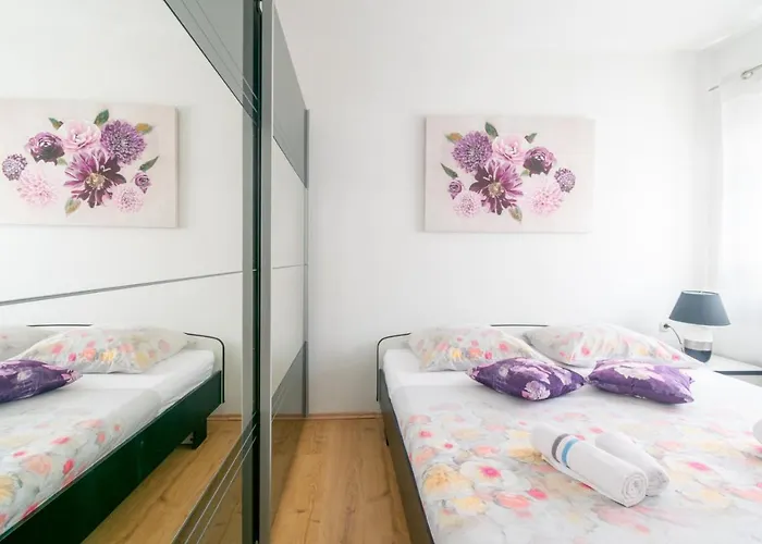 Modern With Private Pool Apartman