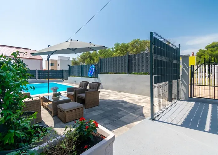 Modern With Private Pool Apartman Bibinje