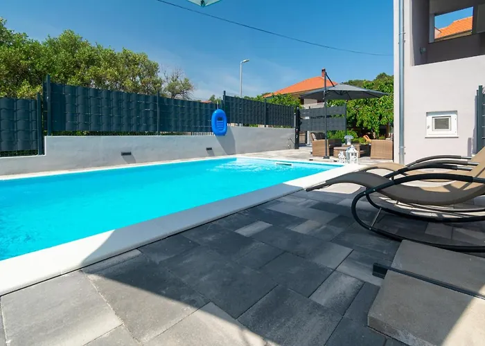 Modern With Private Pool Apartman *